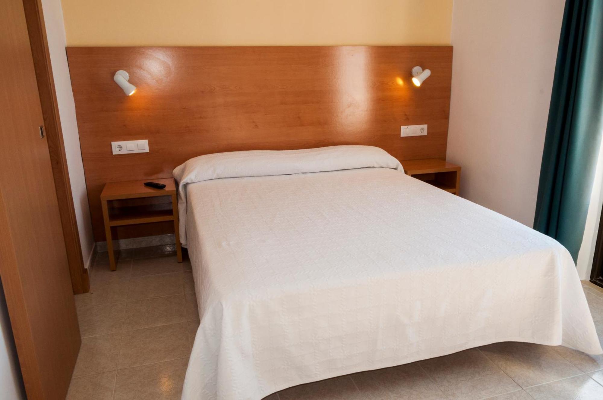 Hotel Madrid Сьюдадела Экстерьер фото